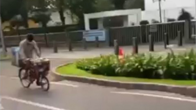 Tukang kopi berjualan naik sepeda