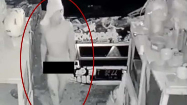 Pencuri hanya pakai celana dalam terekam CCTV.