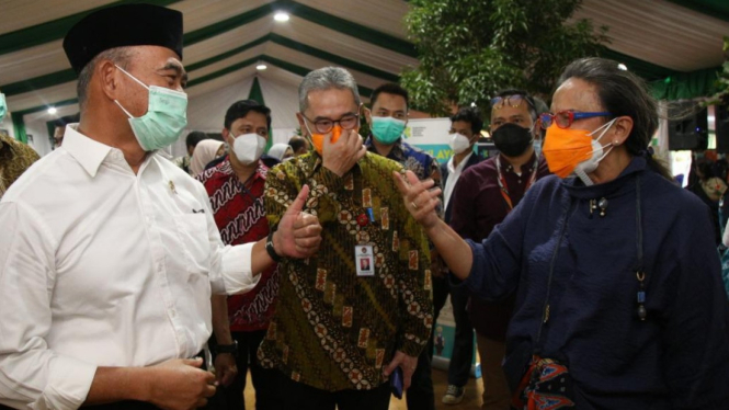 Aktris Christine Hakim berbincang dengan Menko PMK, Muhadjir Effendy saat vaksinasi lansia.