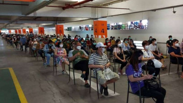 Pedagang pasar se - Tangerang vaksinasi COVID-19 di Summarecon Mall Serpong.