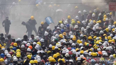 Aksi protes terhadap kudeta militer di Yangon, Myanmar, Selasa, 2 Maret 2021.