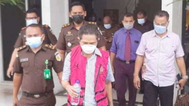 Kejaksaan Tinggi Nusa Tenggara Timur menahan mantan Bupati Manggarai Barat Agustinus Ch Dulla pada Rabu, 10 Maret 2021.