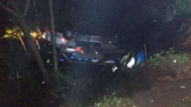 Bus Pariwisata masuk ke dalam jurang.