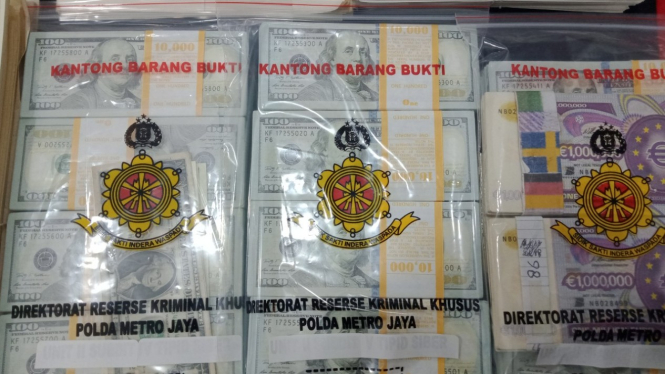 Barang bukti dolar palsu