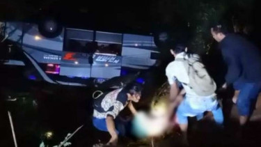 Proses evakuasi bus pariwisata yang masuk jurang di Sumedang.