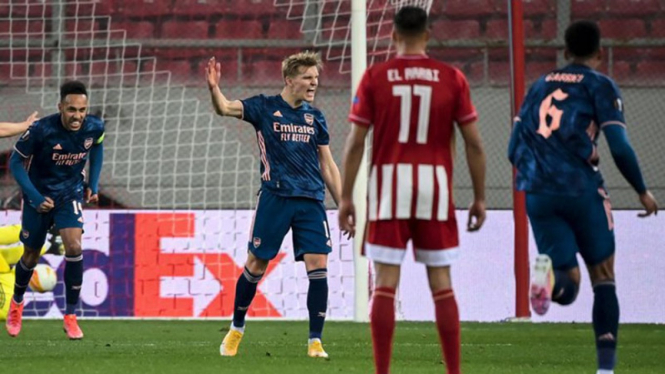 Pemain Arsenal, Martin Odegaard bobol gawang Olympiakos.