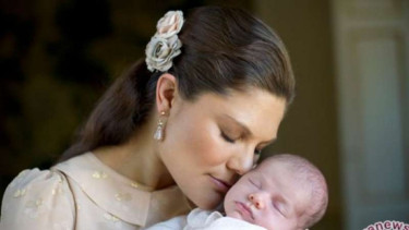 Putri Victoria dari Swedia menggendong bayi perempuannya Putri Estelle dalam sebuah gambar yang dirilis oleh Dewan Kerajaan Swedia.
