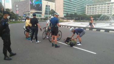 Pesepeda jadi korban kecelakaan di Bundaran HI, Jakarta, Jumat, 12 Maret 2021.