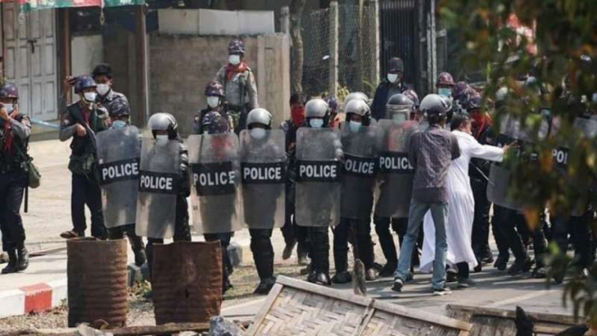 Polisi di Myanmar menerjang barikade para demonstran kecam junta militer