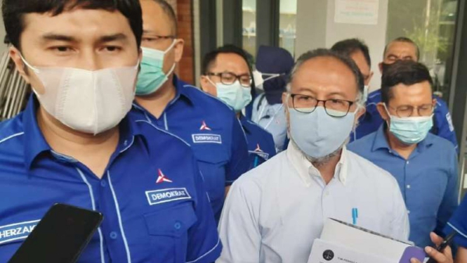 Tim pembela demokrasi DPP Partai Demokrat, Bambang Widjojanto (kanan)