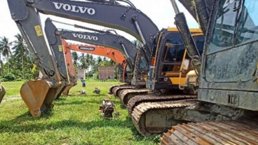 Empat alat berat jenis ekskavator disita oleh Polres Parigi Moutong sebagai barang bukti atas kegiatan pertambangan tanpa izin di Desa Buranga, Kecamatan Ampibabo, yang menewaskan 7 penambang akibat tanah di lubang tambang longsor pada 12 Maret 2021.