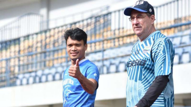 Ferdinand Sinaga dan Robert Rene Alberts