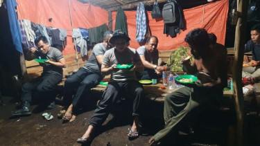 Polisi bermalam di gubuk petani di Tanjung Jabung Barat, Jambi.