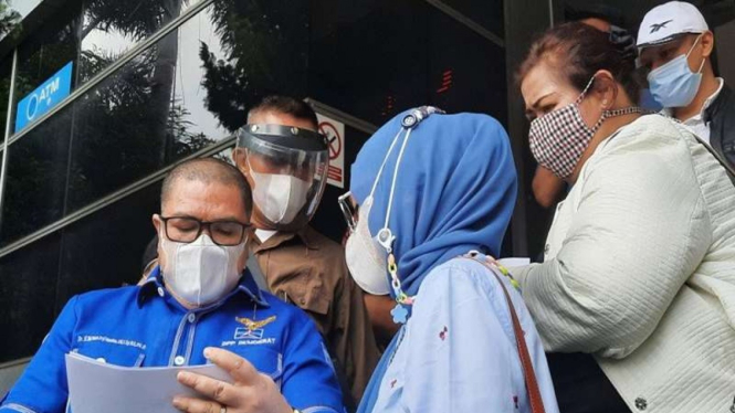 Ketua Bidang Advokasi dan Hukum Partai Demokrat versi KLB Razman Arief Nasution (kiri)