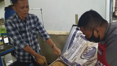 Polisi dan barang bukti yang diamankan