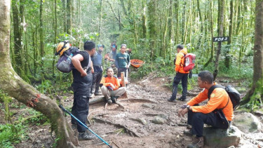 Tim SAR Mencari pendaki yang hilang.