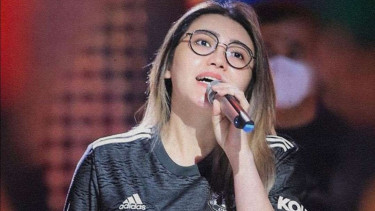 Pedangdut Via Vallen mengenakan jersey Manchester United. 