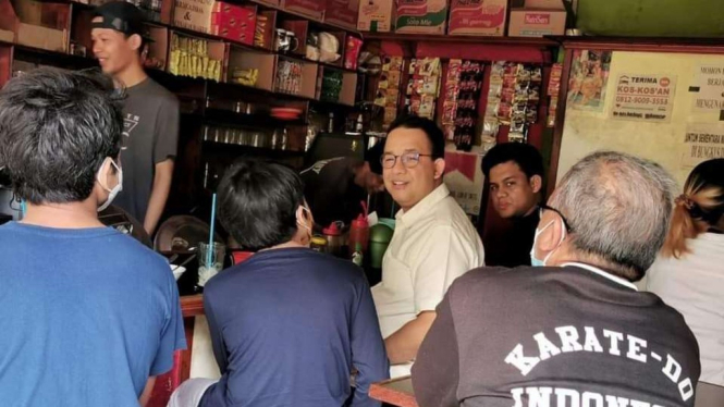 Gubernur DKI Jakarta Anies Baswedan blusukan ke warkop di Jakarta.