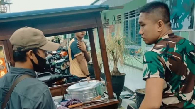 VIVA Militer: Tukang Bakso di Markas Yonif Raider 515/Ugra Tapa Yudha