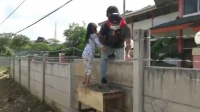 Tembok pembatas menutup akses jalan di Pondok Kacang, Ciledug, Tangerang.