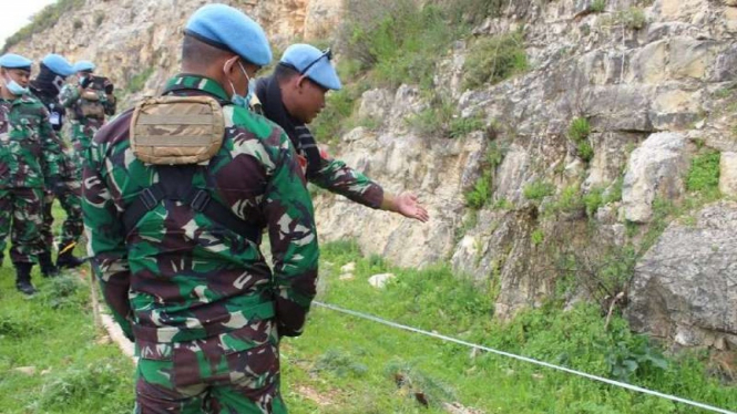 VIVA Militer: Satgas TNI Indobatt XXIII-O/UNIFIL temukan peledak UXO