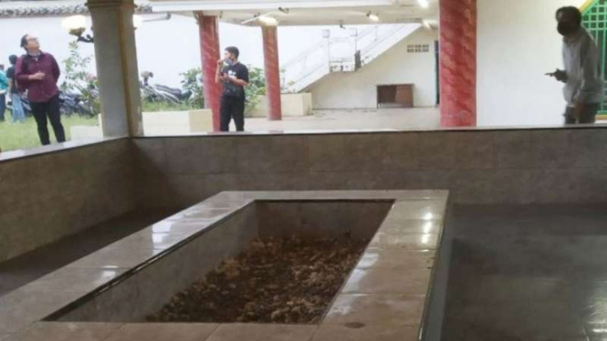 Makam almarhum Anton Medan di kompleks Pesantren At-Taibin, Cibinong, Kabupaten Bogor, Jawa Barat.