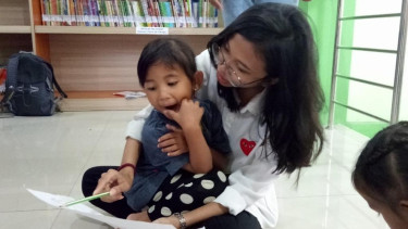 Kegiatan belajar berbahasa yang dilakukan anak dengan dipandu oleh pendamping.
