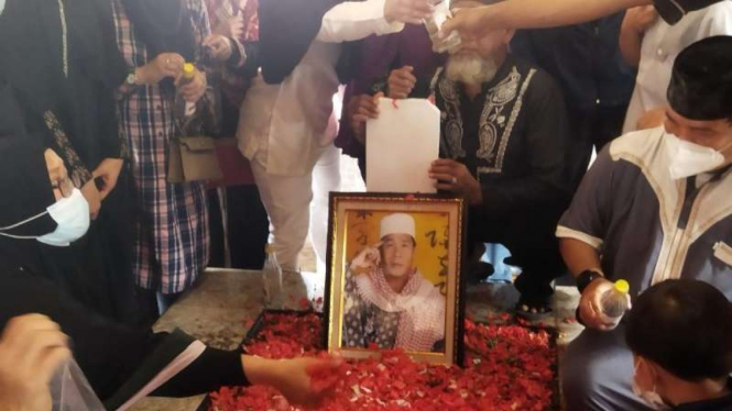 Suasana pemakaman Anton Medan