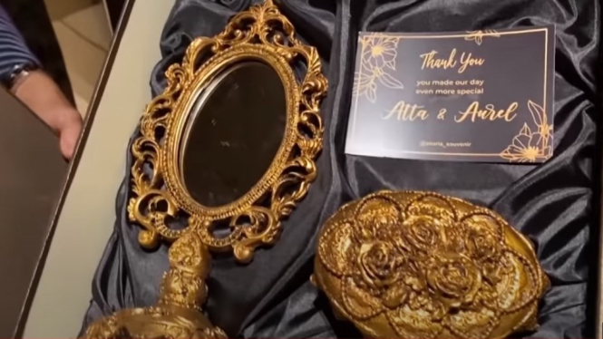 souvenir lamaran Aurel dan Atta