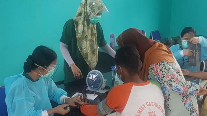 Warga Muara Gembong dapat pengobatan gratis.