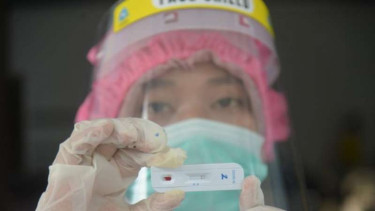 Petugas Puskemas Kuta Malaka, Aceh Besar, memperlihatkan sampel rapid test warga dengan riwayat perjalanan dari zona merah, Jumat, 5 Juni 2020.