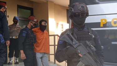 22 tersangka teroris digiring dari Surabaya menuju Jakarta