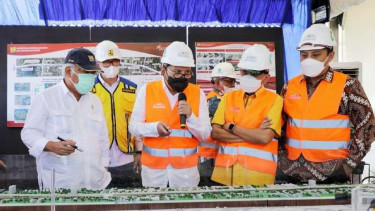 Menteri PUPR Basuki Hadimuljono meresmikan tol layang di Makassar.