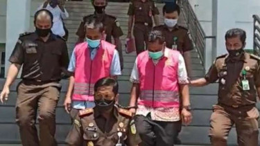 Petugas Kejaksaan Negeri Aceh Tenggara menggiring dua tersangka korupsi pilkada untuk ditahan di Lapas Kutacane di Kutacane, Kamis, 18 Maret 2021.