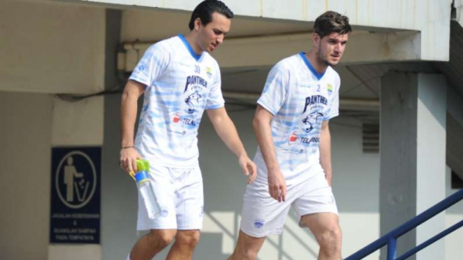 Ezra Walian dan Nick Kuioers saat di Persib