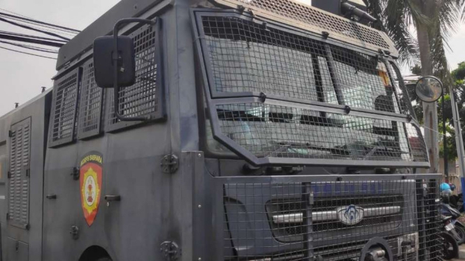 Water Canon siaga di area depan PN Jaktim dalam persidangan Habib Rizieq.