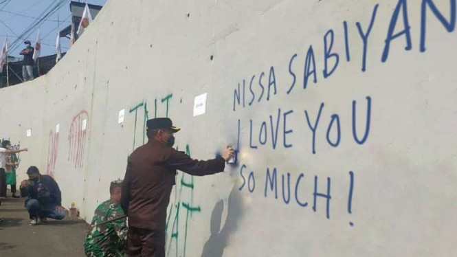 Meme-meme yang sedang viral hasil rekayasa gambar kreasi warganet dari foto peresmian grafiti atau gambar di tembok pada bagian bawah Jembatan Kedungkandang, Kota Malang, Jawa Timur. 