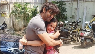 Jadi Ayah dan Anak di Serial “Kulfi”, Aakriti Sharma Buka Suara Soal Hubungan Dengan Mohit Malik