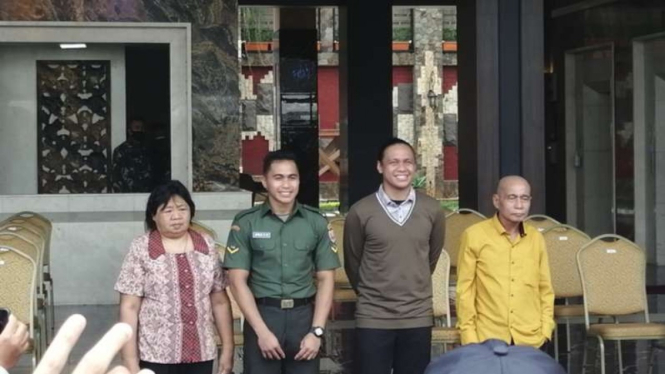 Aprilia Manganang ditemani kakak dan orang tua