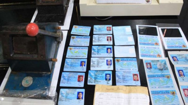 Barang bukti e-KTP palsu