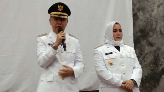 Bupati dan Wakil Bupati Kolaka Timur Samsul Bahri Majid (kiri) dan Andi Merya Nur saat menemui pendukung dan simpatisannya usai dilantik oleh Gubernur Sultra Ali Mazi di Kendari, 26 Februari 2021.