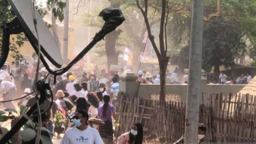 Orang-orang bubar setelah pasukan keamanan melepaskan tembakan ke pengunjuk rasa yang menentang kudeta militer di Nyaung-U, Myanmar, 7 Maret 2021, dalam gambar diam yang diambil dari video yang disediakan di media sosial.