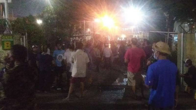 Ratusan orang mendatangi pabrik pengelolaan limbah B3 PT Prasadha Pamunah Limbah Industri di Kabupaten Bogor, Jawa Barat, gara-gara bau busuk seperti bangkai tikus dari pabrik itu, Jumat malam 19 Maret 2021.
