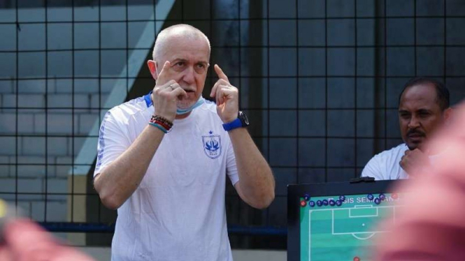 Pelatih PSIS Semarang, Dragan Djukanovic.