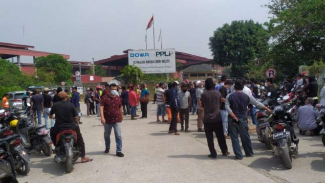 Ratusan orang mendatangi pabrik pengelolaan limbah B3 PT Prasadha Pamunah Limbah Industri di Kabupaten Bogor gara-gara bau busuk dari pabrik itu pada Sabtu, 20 Maret 2021.