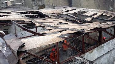 Atap gedung Graha Mustika Ratu terbakar