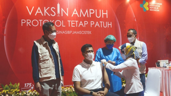 Dirut BPJAMSOSTEK Anggoro, diberi vaksin COVID-19