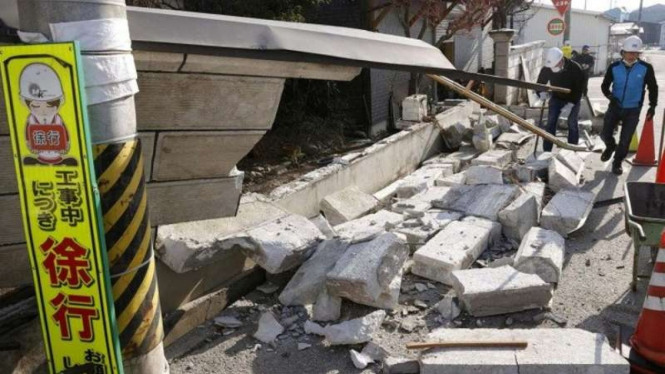 Tembok yang rubuh akibat gempa Bumi kuat di Jepang.