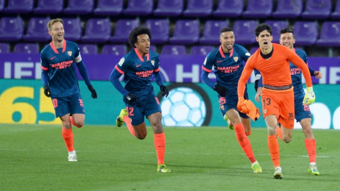 Para pemain Sevilla merayakan gol kiper Yassine Bounou. 