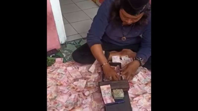 Salah seorang pria mengaku ustaz di Bekasi bisa menggandakan uang